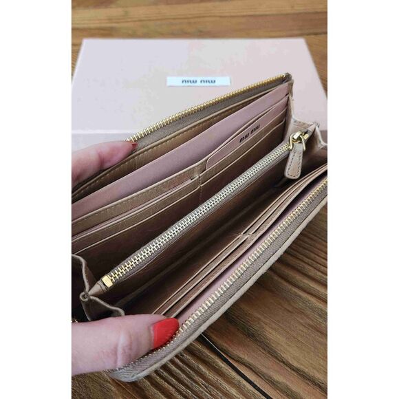 Miu Miu Beige Matelassé Wallet - Picture 3 of 13